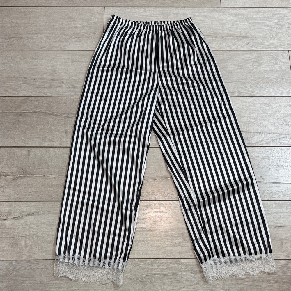 Silky statement pant. Black and white striped